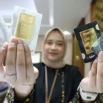 Emas Antam dan wanita cantik