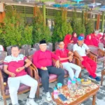 Palembang — Suasana gegap gempita mewarnai SMA Negeri 9 Palembang saat pembukaan rangkaian lomba dalam rangka memperingati HUT Kemerdekaan RI ke-80, Selasa (12/8/2025). Bertempat di halaman sekolah, acara diawali parade siswa dari berbagai kelas yang tampil dengan busana kreatif dan penuh warna. Kemeriahan semakin terasa dengan aksi memukau grup drumband dan penampilan band sekolah yang berhasil menghibur seluruh peserta dan penonton. Semua penampilan ini merupakan hasil kerja keras siswa-siswi dari ekstrakurikuler SMAN 9 Palembang. Mengusung tema nasional “Amerta: Agustusan Meriah Rakyat Tanah Air”, perayaan tahun ini dimeriahkan berbagai lomba seperti futsal, tari, makan kerupuk, lari karung, baca puisi, vokal solo, hingga permainan tradisional lainnya. Kepala SMAN 9 Palembang, Hamdani, S.Pd., M.Pd., menegaskan kegiatan ini tidak hanya sekadar hiburan, tetapi juga sarana mempererat persatuan, menumbuhkan rasa cinta tanah air, serta membangun keakraban antara guru dan siswa. “Perlombaan ini memacu sportivitas dan semangat kemerdekaan. Kita ingin mencetak generasi cerdas berkarakter,” ujarnya. Seluruh rangkaian kegiatan akan berakhir pada 16 Agustus 2025, dan ditutup menjelang upacara peringatan HUT RI ke-80 pada 17 Agustus 2025.