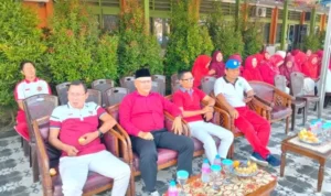 Palembang — Suasana gegap gempita mewarnai SMA Negeri 9 Palembang saat pembukaan rangkaian lomba dalam rangka memperingati HUT Kemerdekaan RI ke-80, Selasa (12/8/2025). Bertempat di halaman sekolah, acara diawali parade siswa dari berbagai kelas yang tampil dengan busana kreatif dan penuh warna. Kemeriahan semakin terasa dengan aksi memukau grup drumband dan penampilan band sekolah yang berhasil menghibur seluruh peserta dan penonton. Semua penampilan ini merupakan hasil kerja keras siswa-siswi dari ekstrakurikuler SMAN 9 Palembang. Mengusung tema nasional “Amerta: Agustusan Meriah Rakyat Tanah Air”, perayaan tahun ini dimeriahkan berbagai lomba seperti futsal, tari, makan kerupuk, lari karung, baca puisi, vokal solo, hingga permainan tradisional lainnya. Kepala SMAN 9 Palembang, Hamdani, S.Pd., M.Pd., menegaskan kegiatan ini tidak hanya sekadar hiburan, tetapi juga sarana mempererat persatuan, menumbuhkan rasa cinta tanah air, serta membangun keakraban antara guru dan siswa. “Perlombaan ini memacu sportivitas dan semangat kemerdekaan. Kita ingin mencetak generasi cerdas berkarakter,” ujarnya. Seluruh rangkaian kegiatan akan berakhir pada 16 Agustus 2025, dan ditutup menjelang upacara peringatan HUT RI ke-80 pada 17 Agustus 2025.