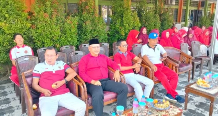 Palembang — Suasana gegap gempita mewarnai SMA Negeri 9 Palembang saat pembukaan rangkaian lomba dalam rangka memperingati HUT Kemerdekaan RI ke-80, Selasa (12/8/2025). Bertempat di halaman sekolah, acara diawali parade siswa dari berbagai kelas yang tampil dengan busana kreatif dan penuh warna. Kemeriahan semakin terasa dengan aksi memukau grup drumband dan penampilan band sekolah yang berhasil menghibur seluruh peserta dan penonton. Semua penampilan ini merupakan hasil kerja keras siswa-siswi dari ekstrakurikuler SMAN 9 Palembang. Mengusung tema nasional “Amerta: Agustusan Meriah Rakyat Tanah Air”, perayaan tahun ini dimeriahkan berbagai lomba seperti futsal, tari, makan kerupuk, lari karung, baca puisi, vokal solo, hingga permainan tradisional lainnya. Kepala SMAN 9 Palembang, Hamdani, S.Pd., M.Pd., menegaskan kegiatan ini tidak hanya sekadar hiburan, tetapi juga sarana mempererat persatuan, menumbuhkan rasa cinta tanah air, serta membangun keakraban antara guru dan siswa. “Perlombaan ini memacu sportivitas dan semangat kemerdekaan. Kita ingin mencetak generasi cerdas berkarakter,” ujarnya. Seluruh rangkaian kegiatan akan berakhir pada 16 Agustus 2025, dan ditutup menjelang upacara peringatan HUT RI ke-80 pada 17 Agustus 2025.
