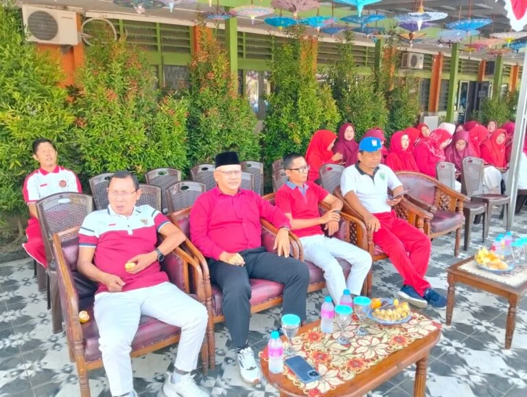 Palembang — Suasana gegap gempita mewarnai SMA Negeri 9 Palembang saat pembukaan rangkaian lomba dalam rangka memperingati HUT Kemerdekaan RI ke-80, Selasa (12/8/2025). Bertempat di halaman sekolah, acara diawali parade siswa dari berbagai kelas yang tampil dengan busana kreatif dan penuh warna. Kemeriahan semakin terasa dengan aksi memukau grup drumband dan penampilan band sekolah yang berhasil menghibur seluruh peserta dan penonton. Semua penampilan ini merupakan hasil kerja keras siswa-siswi dari ekstrakurikuler SMAN 9 Palembang. Mengusung tema nasional “Amerta: Agustusan Meriah Rakyat Tanah Air”, perayaan tahun ini dimeriahkan berbagai lomba seperti futsal, tari, makan kerupuk, lari karung, baca puisi, vokal solo, hingga permainan tradisional lainnya. Kepala SMAN 9 Palembang, Hamdani, S.Pd., M.Pd., menegaskan kegiatan ini tidak hanya sekadar hiburan, tetapi juga sarana mempererat persatuan, menumbuhkan rasa cinta tanah air, serta membangun keakraban antara guru dan siswa. “Perlombaan ini memacu sportivitas dan semangat kemerdekaan. Kita ingin mencetak generasi cerdas berkarakter,” ujarnya. Seluruh rangkaian kegiatan akan berakhir pada 16 Agustus 2025, dan ditutup menjelang upacara peringatan HUT RI ke-80 pada 17 Agustus 2025.