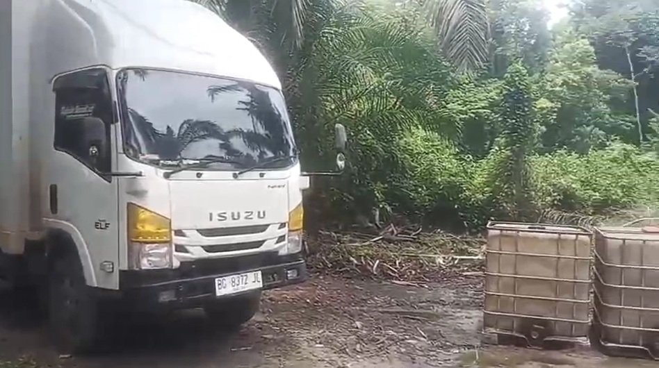 Truk Box Terlihat di Lokasi Penyulingan Minyak di Keban Muba, Sopir Sebut di Bawah Koordinasi